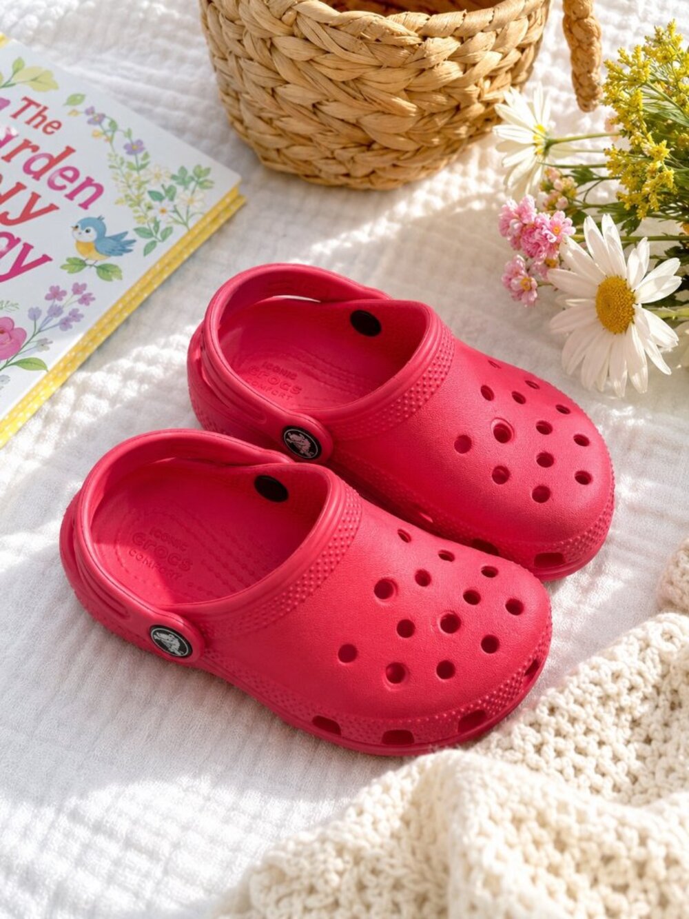 Crocs Classic Clogs Kids Size C9 Bright Red Slip-On Comfort Shoes